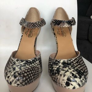 Unlisted full circle snake print pumps